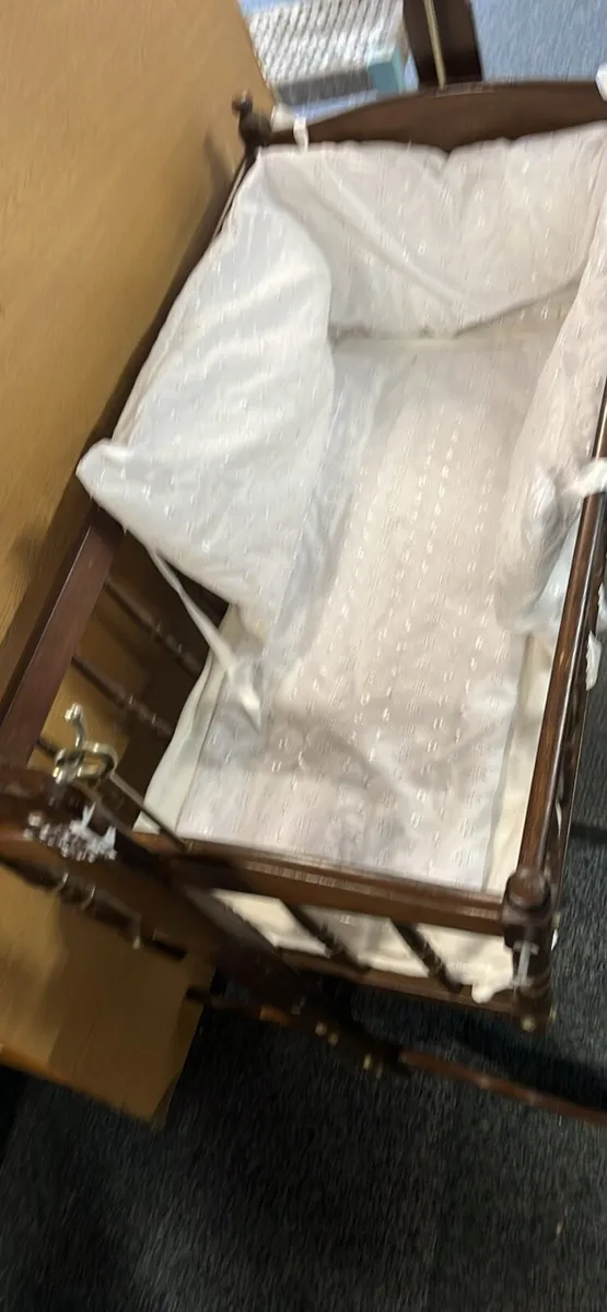 Beautiful mahogany babies cradle - Image 2