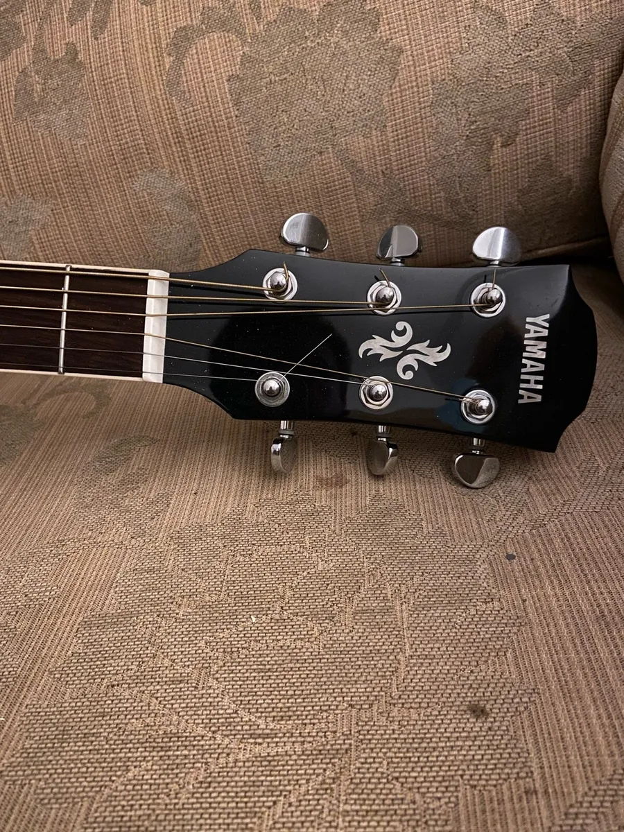 Yamaha Apx 600 Acoustic Electric Guitar - Image 3