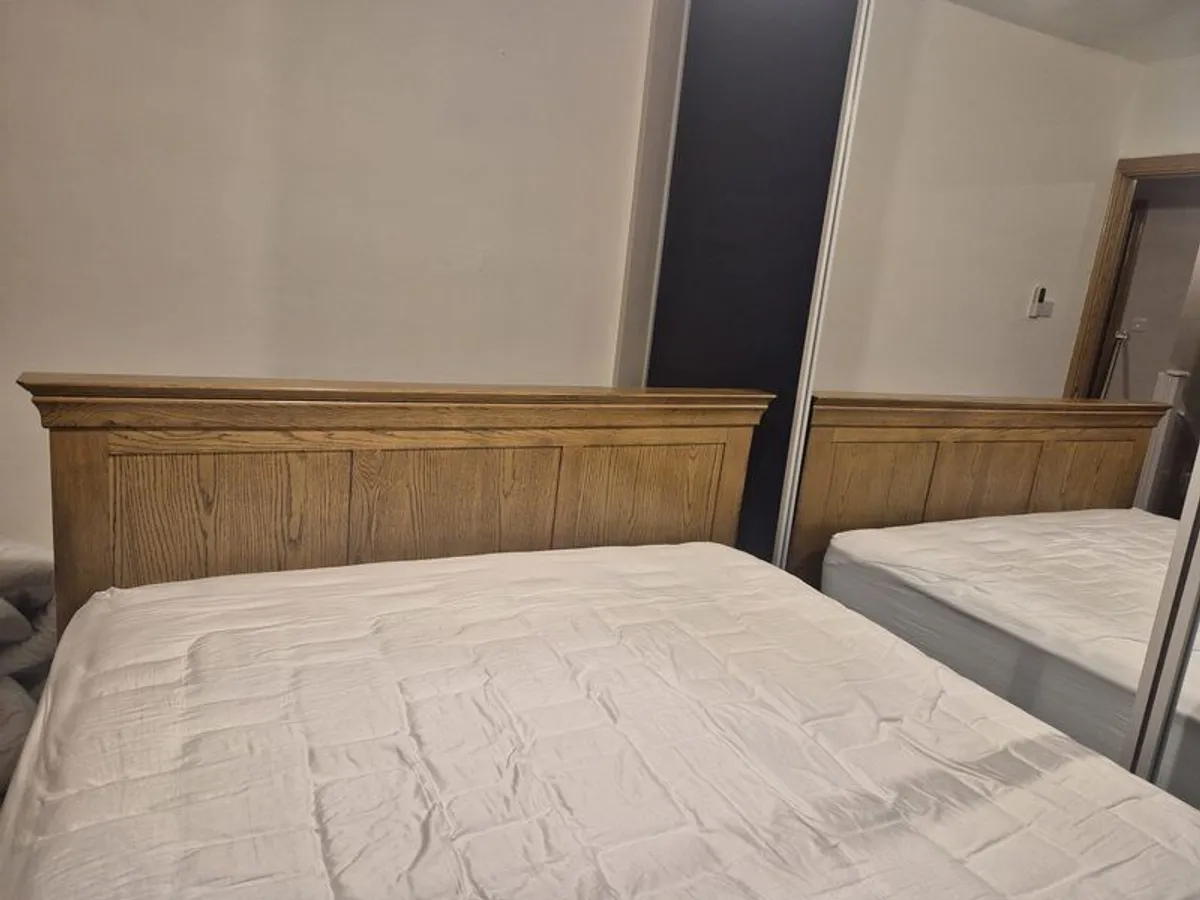 Solid King Oak bed and matching lockers - Image 1