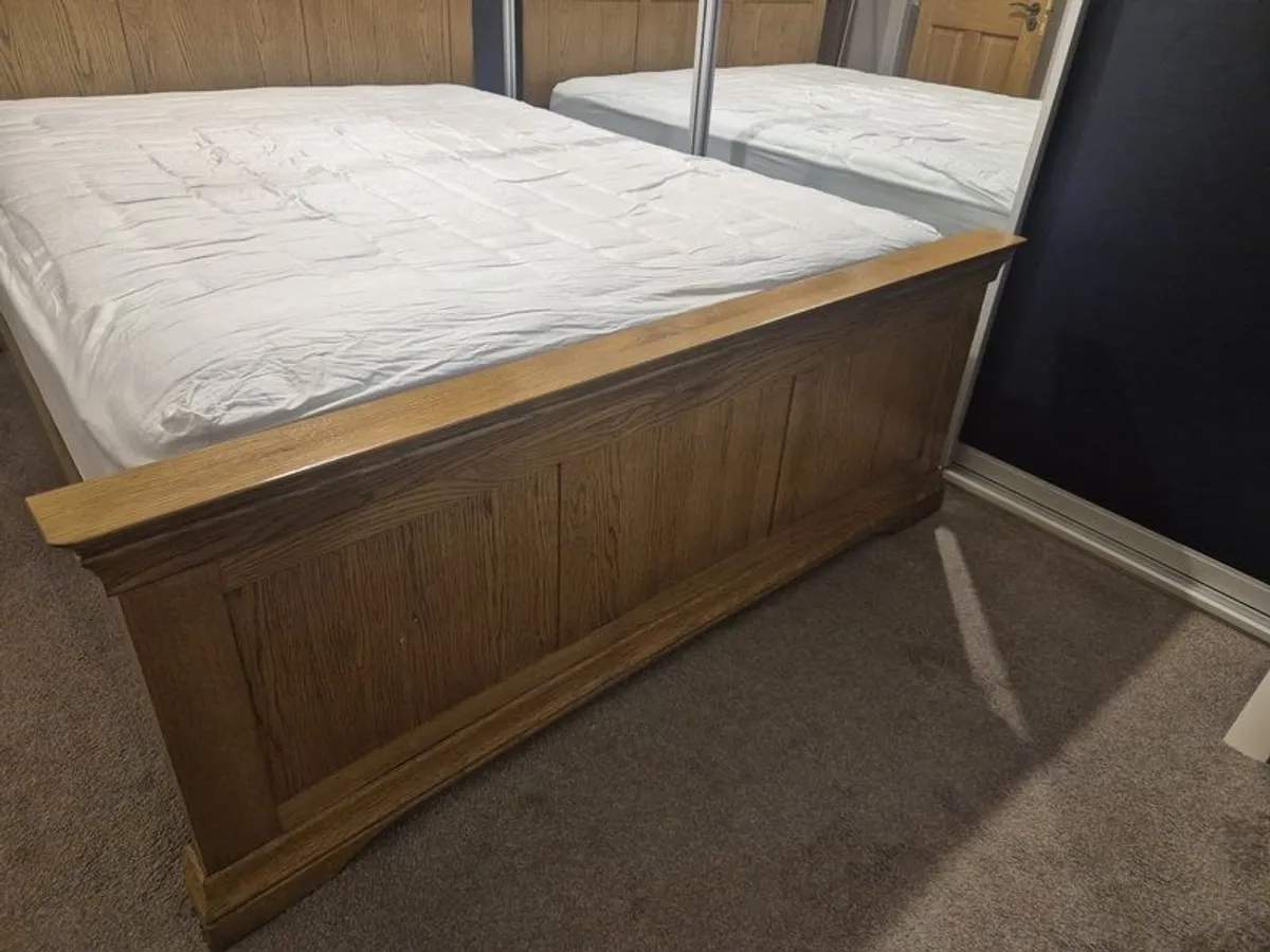 Solid King Oak bed and matching lockers - Image 2