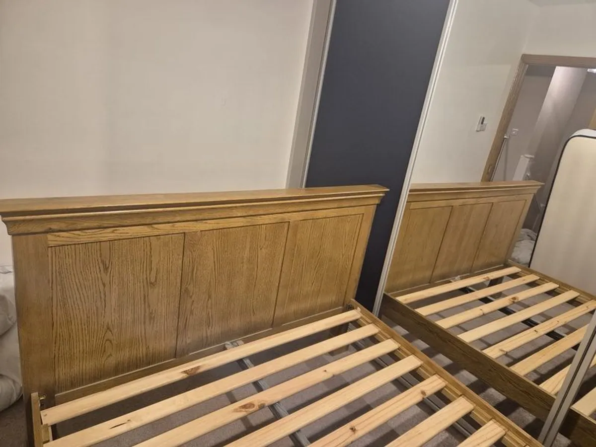 Solid King Oak bed and matching lockers - Image 3