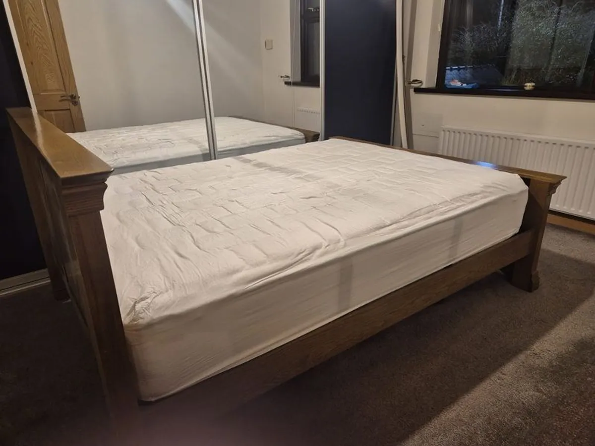 Solid King Oak bed and matching lockers - Image 4