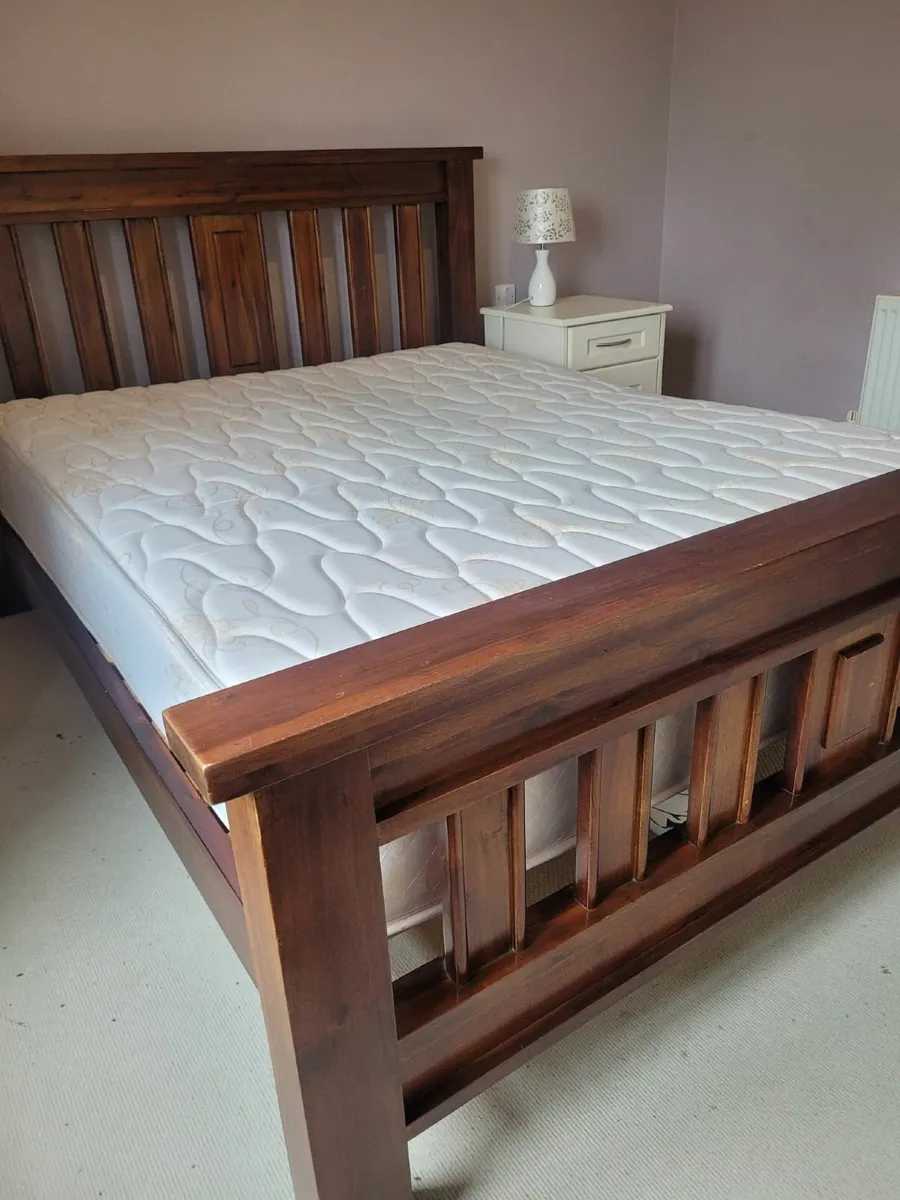 King size bed - Image 1