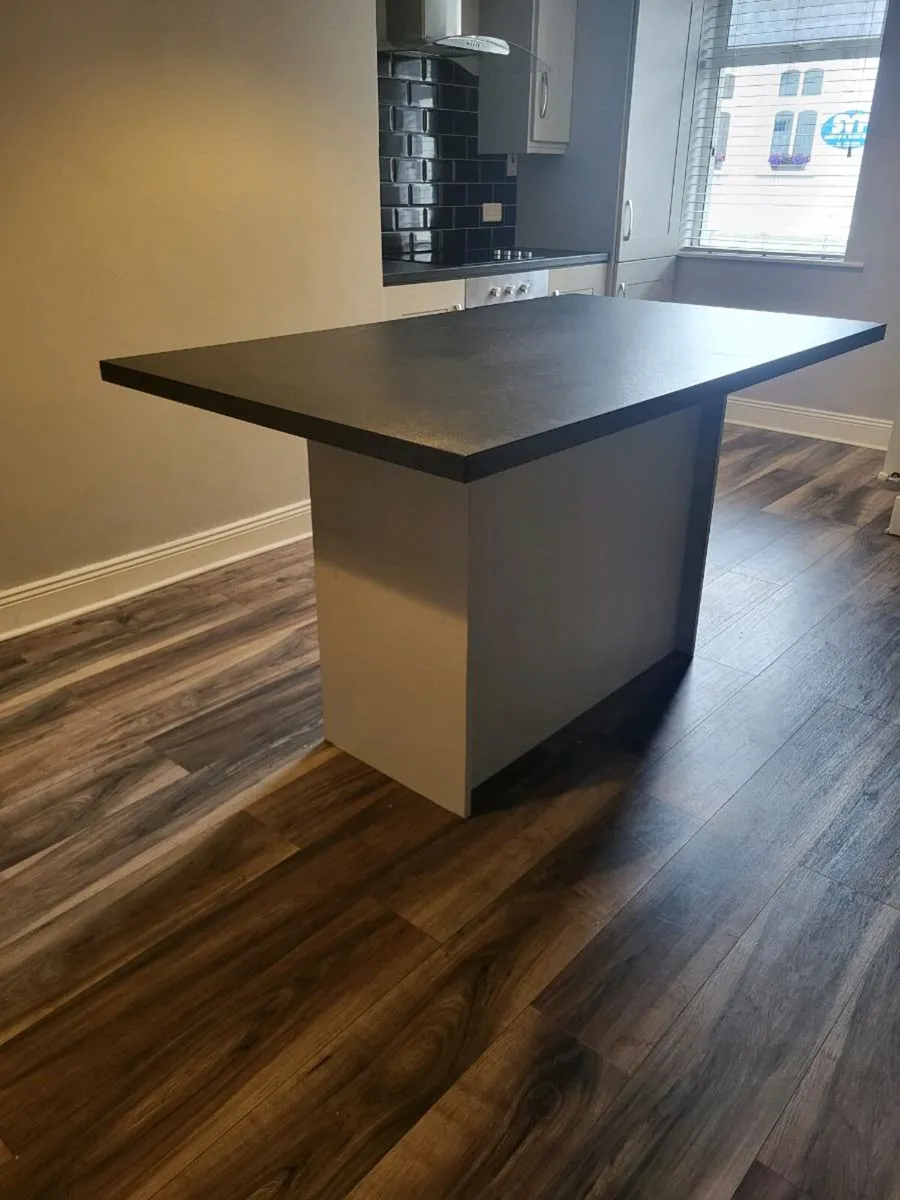 Kitchen Island & Worktop - Image 1