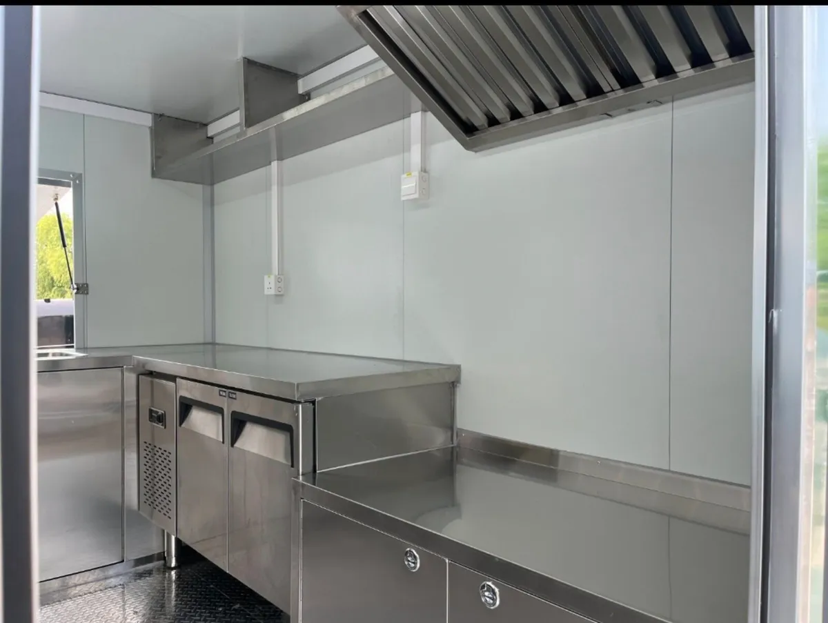 Catering trailer - Image 3