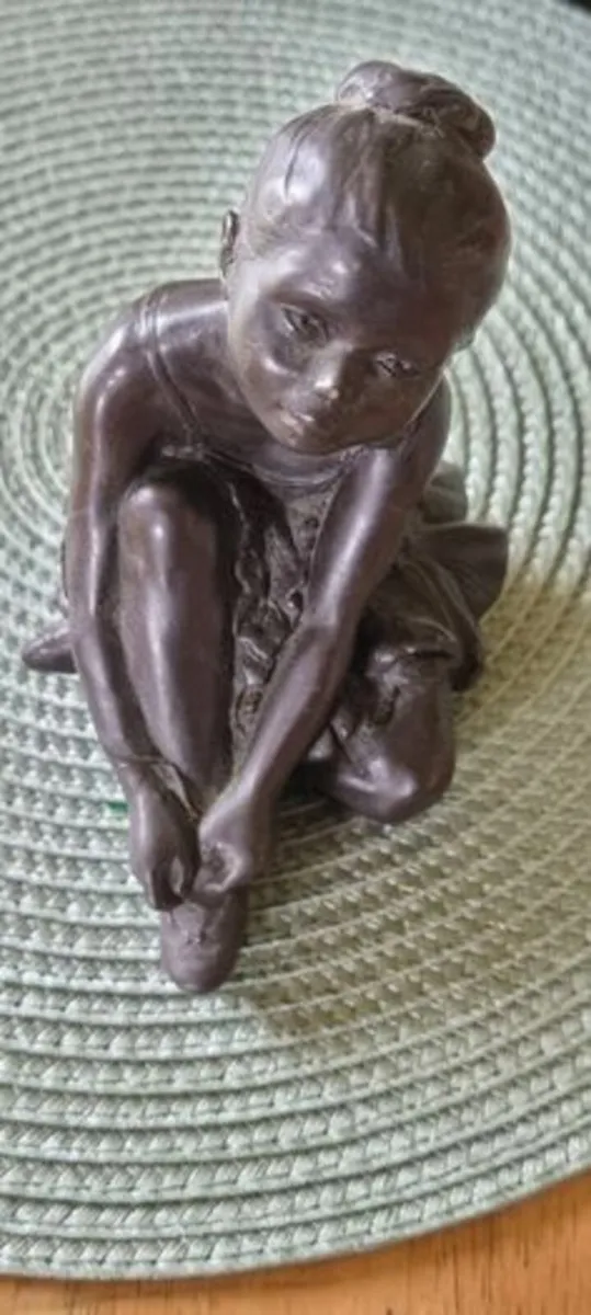 A small ballerina figurine - Image 3