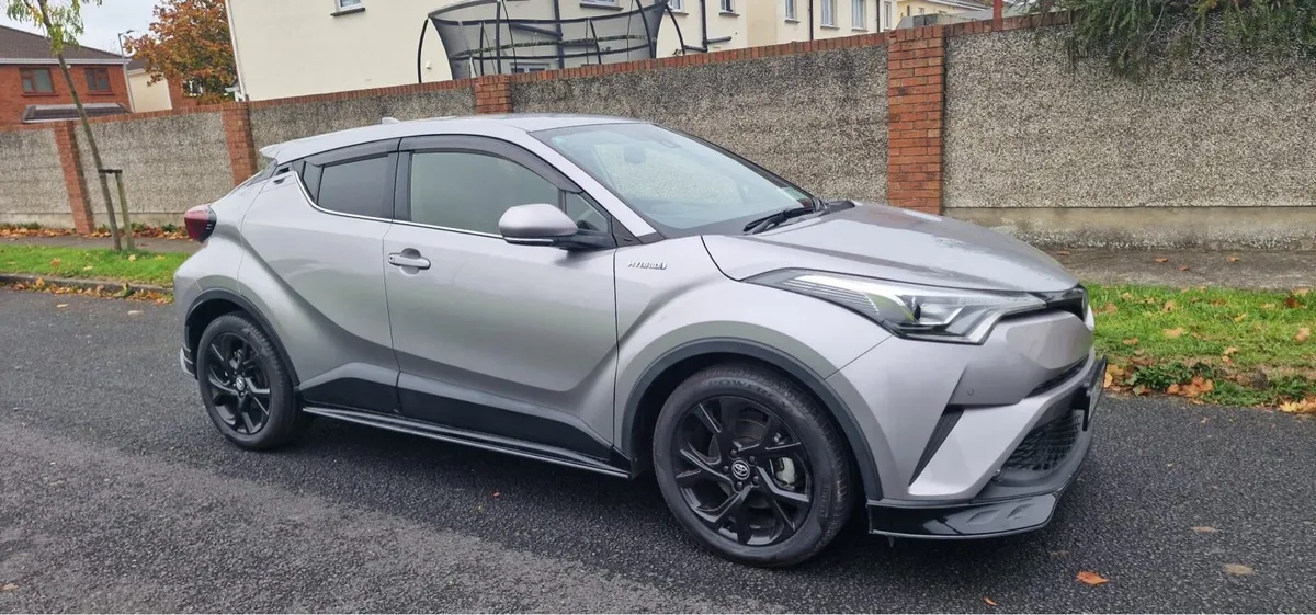 TOYOTA CH-R HYBRID SPORT - Image 2
