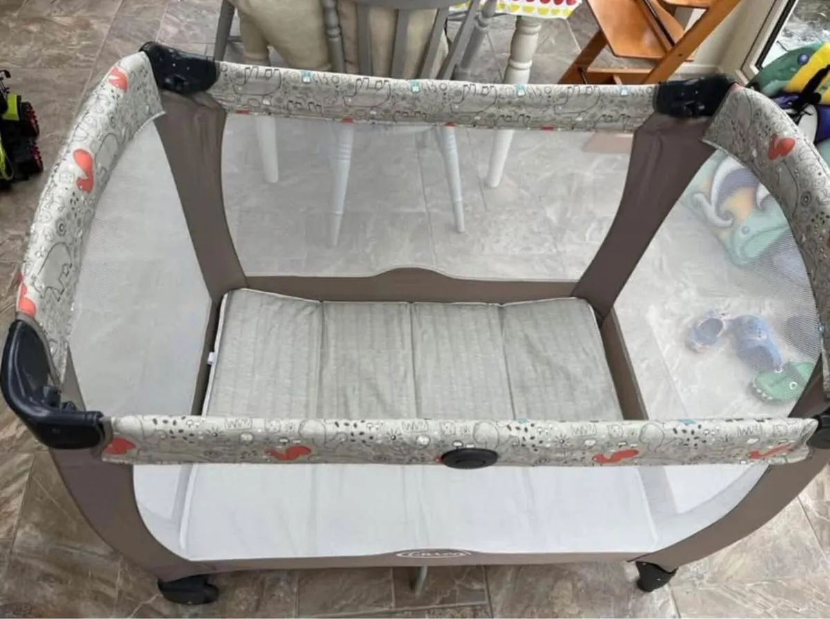 Graco Contour Electra Travel Cot. - Image 2