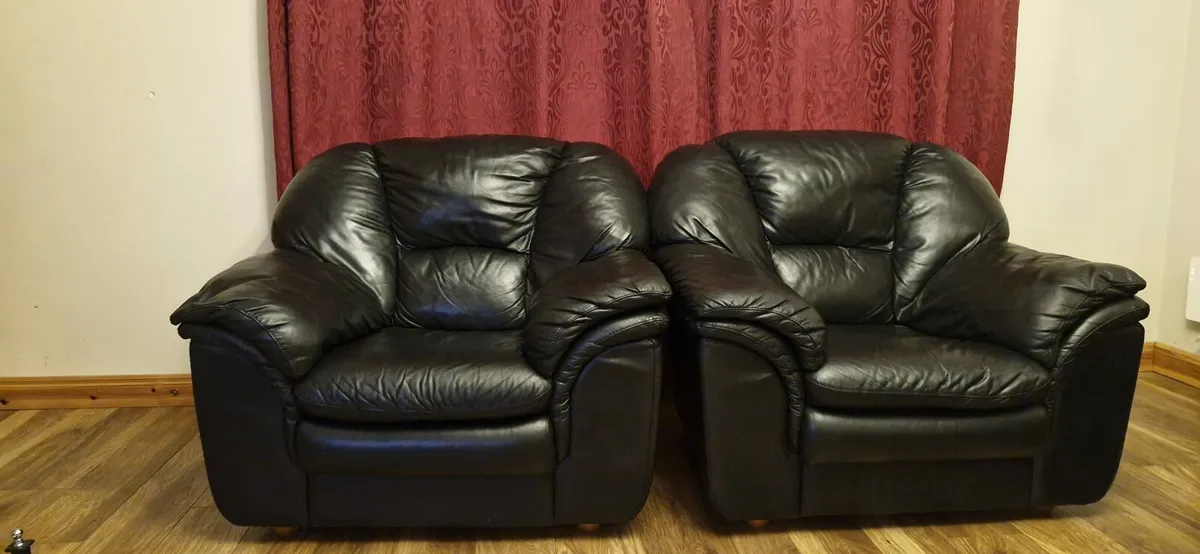 Leather sofa and chairs - Image 1