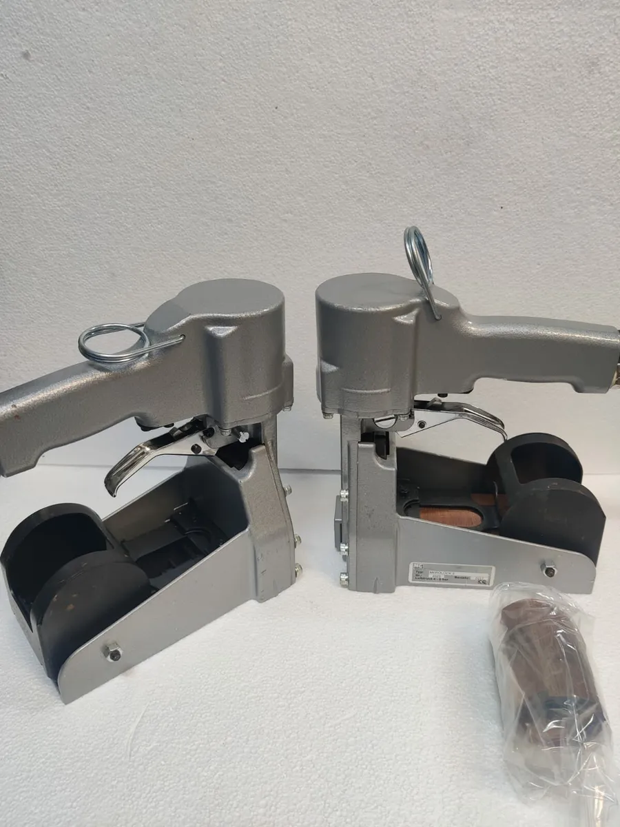 2 Top closing staplers with clamping anvils - Image 1