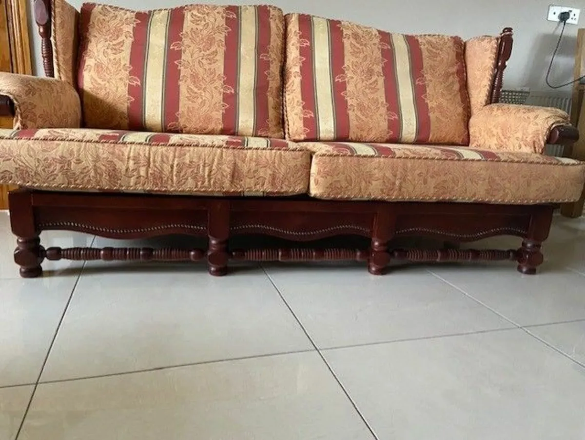 Lovely 4 Piece Suite of Furniture Excell Condition - Image 3