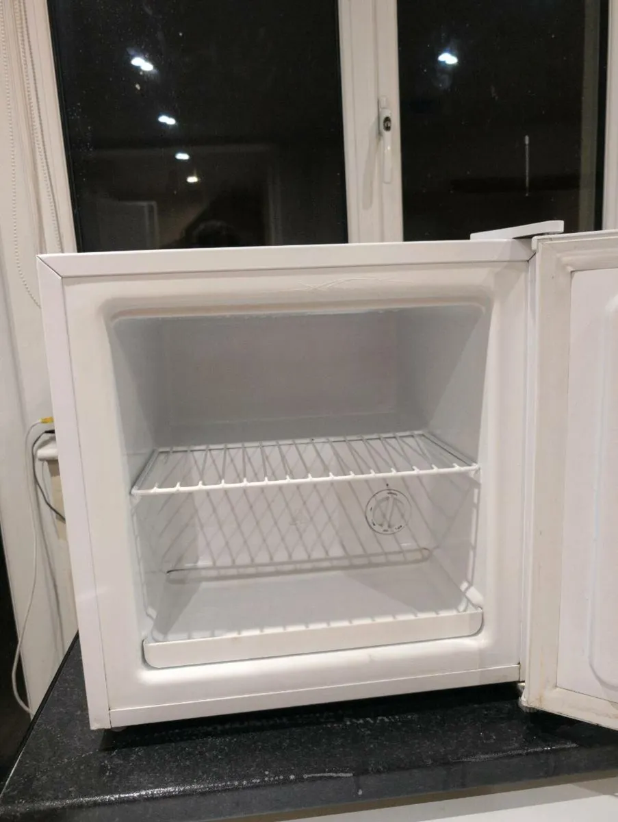 Belling 31L Compact Freezer - Image 2