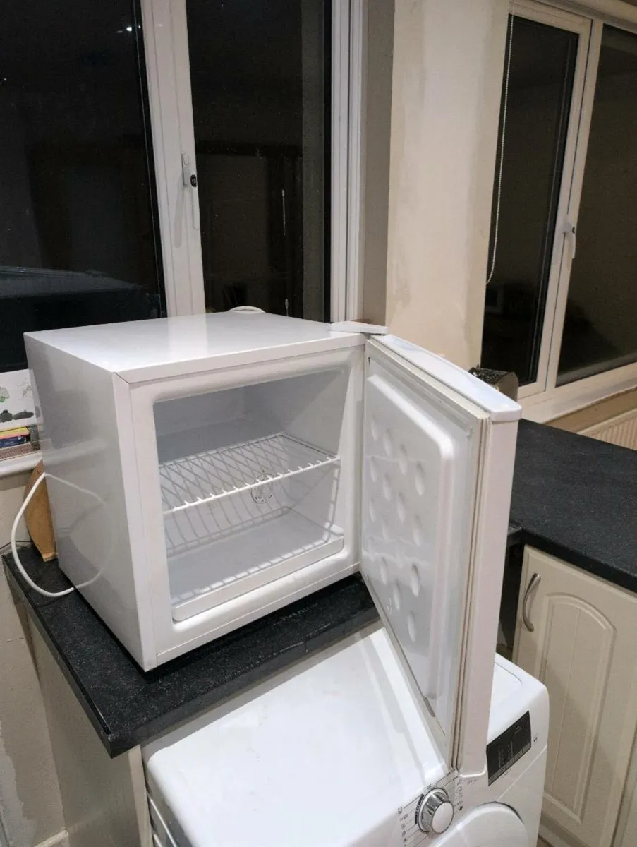 Belling 31L Compact Freezer - Image 3