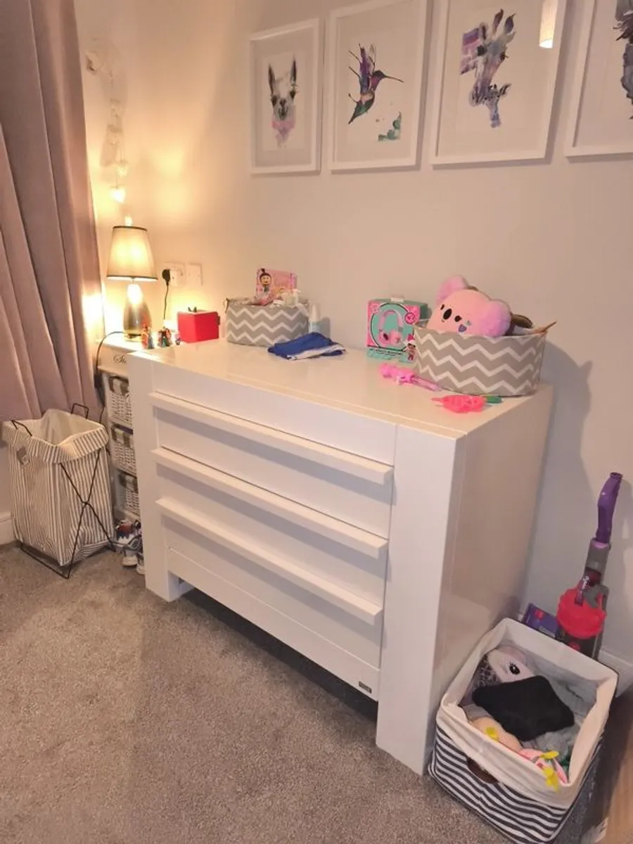 Baby changing unit and drawers - Image 1