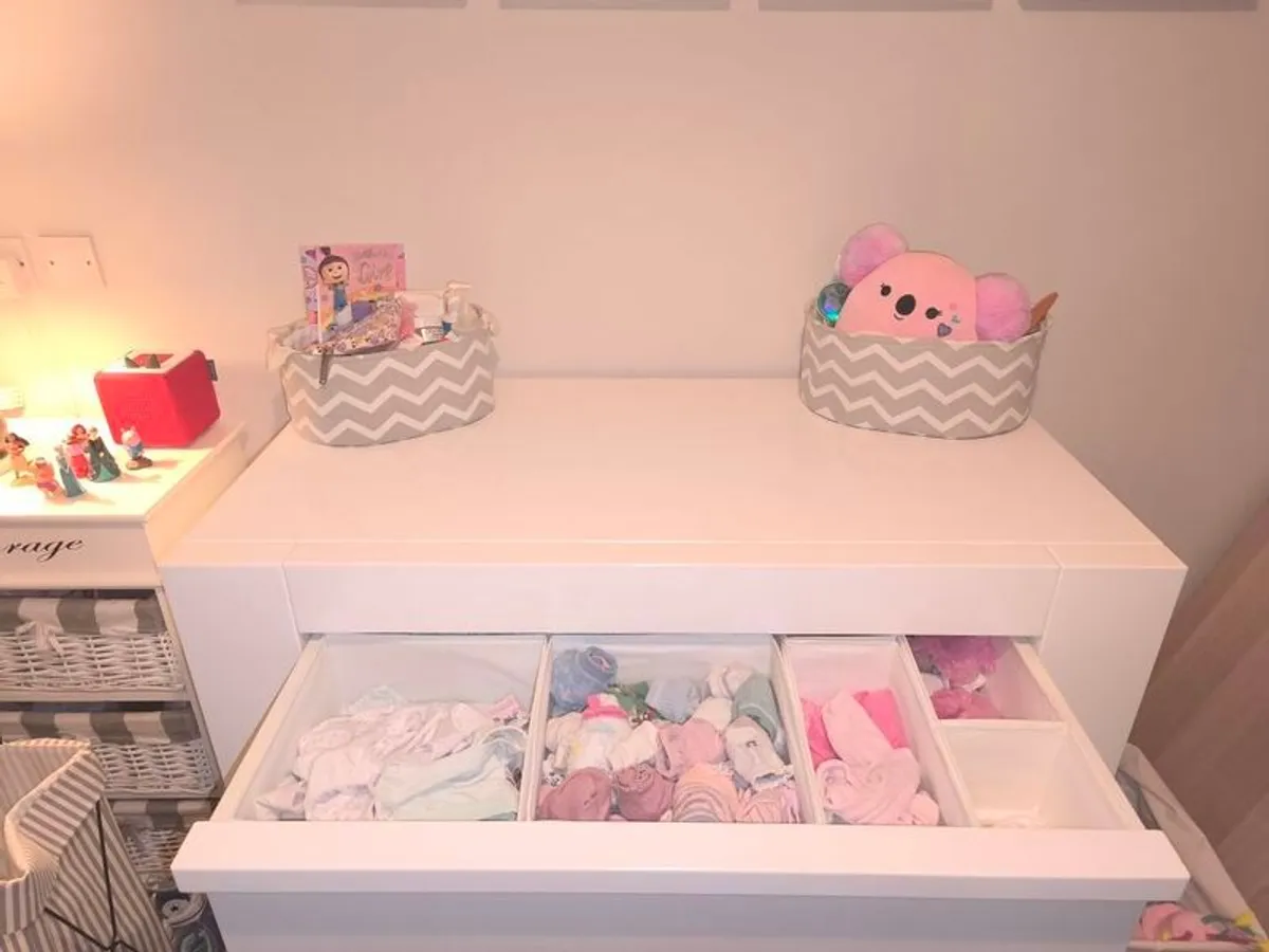 Baby changing unit and drawers - Image 4