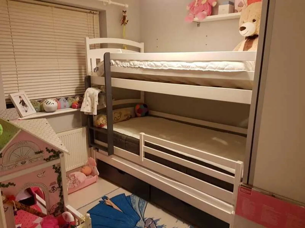 Triple Bunk Bed 3 Beds + 3 Mattresses + 2 Storage Drawers