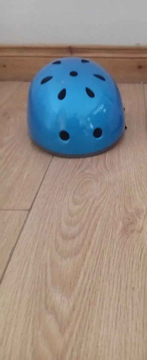 Universal Quality helmet 1month old - Image 2