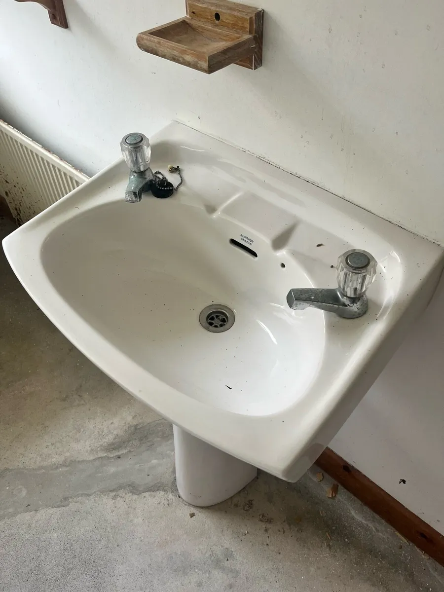 2 Bathroom Sinks - Image 2