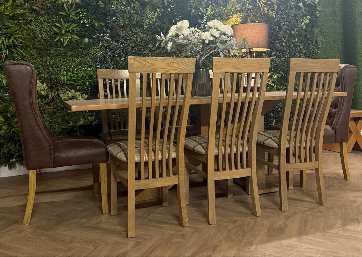 Solid oak kitchen table & 8 chairs/dining set - Image 1