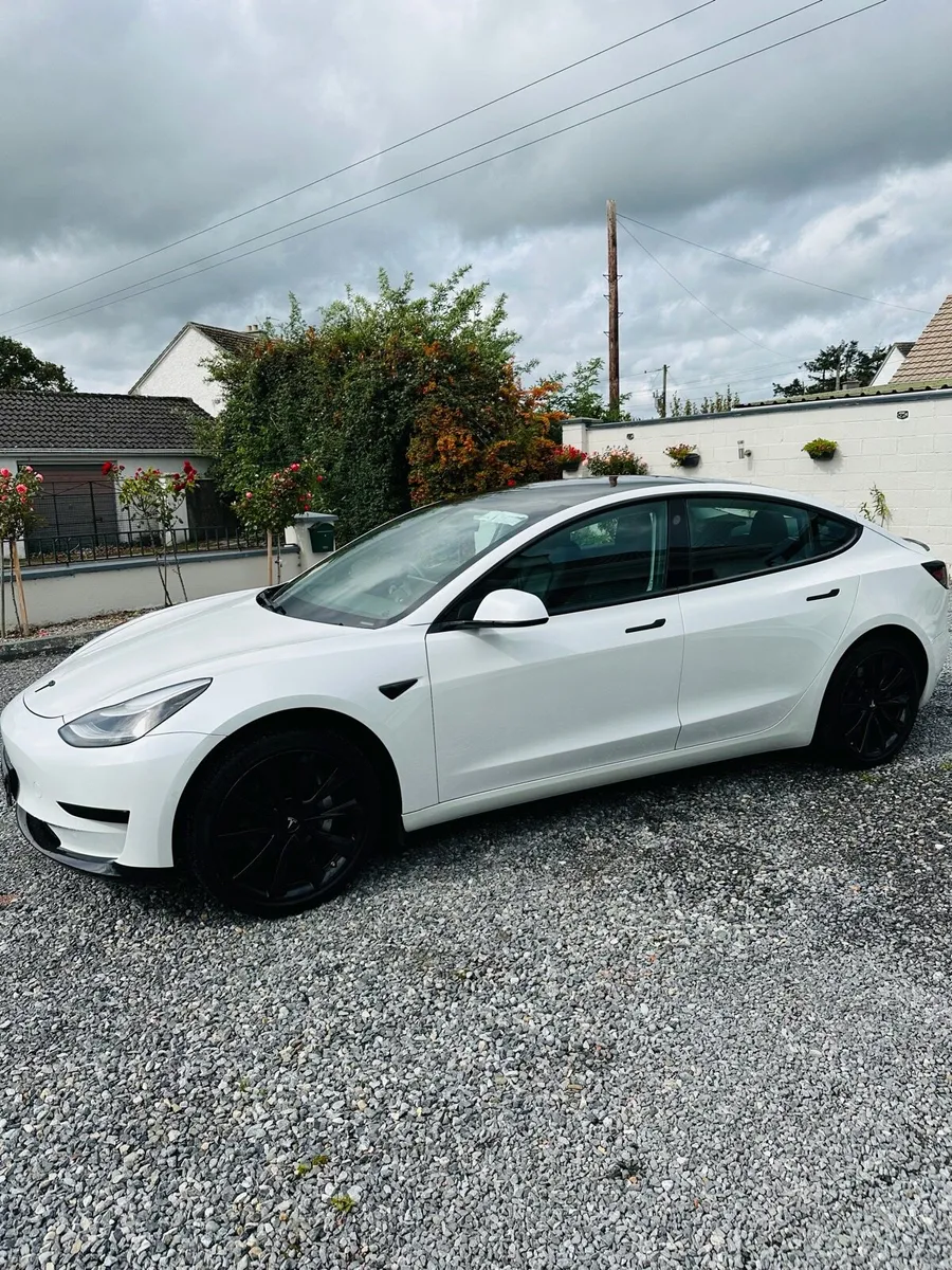 Tesla model 3 - Image 2