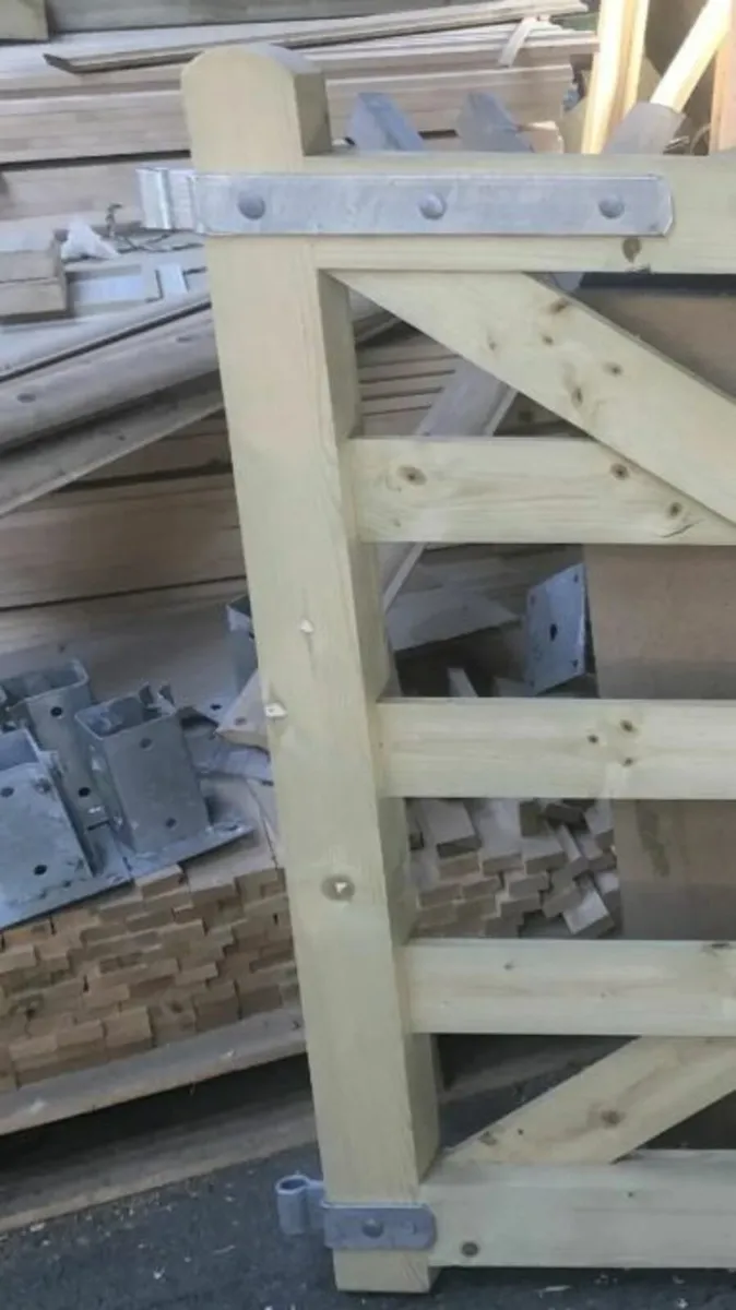 Timber Nutgrove gate- open both way hinges - Image 3