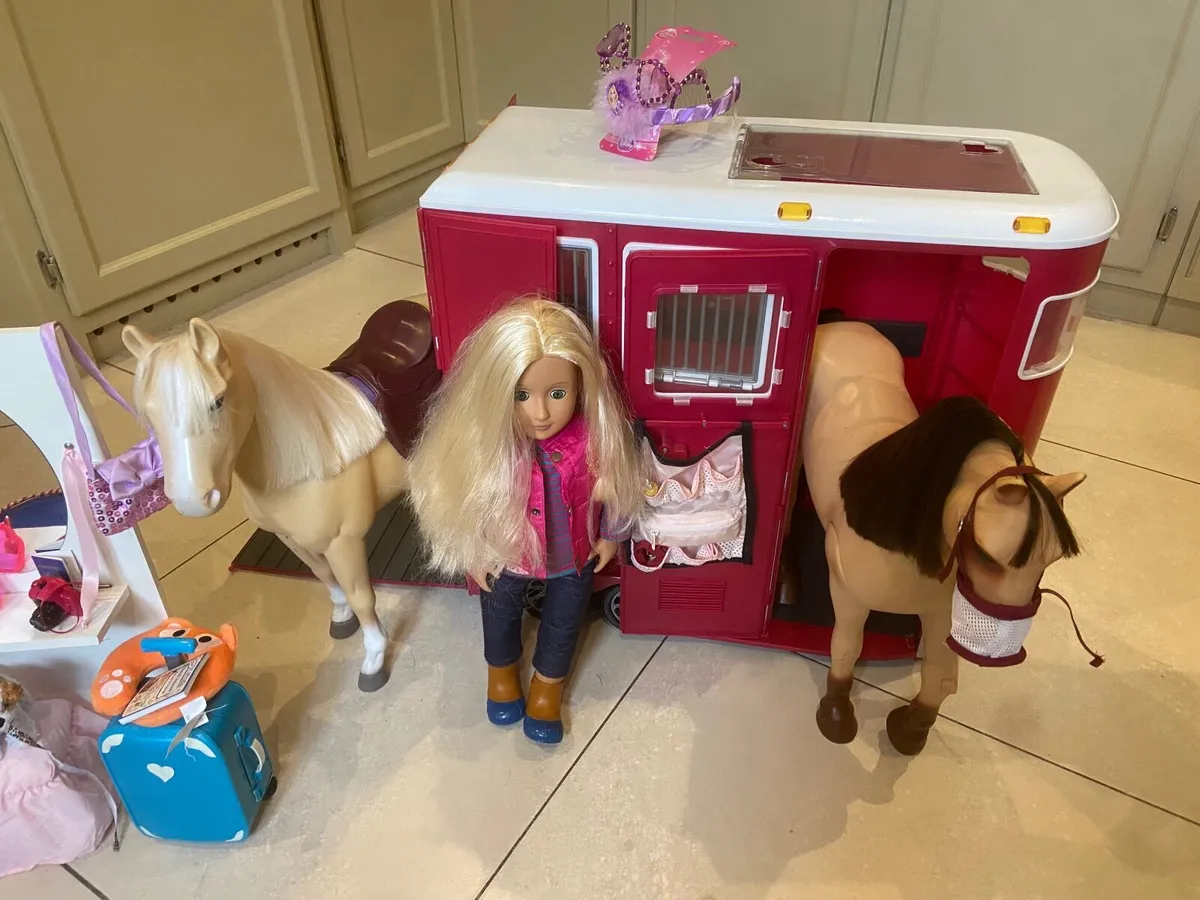 Generation dolls and lots of accessories - Image 2