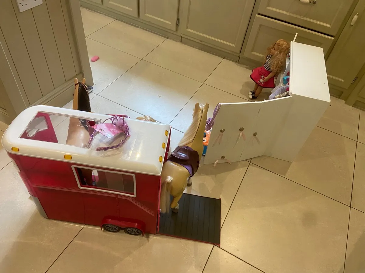 Generation dolls and lots of accessories - Image 3