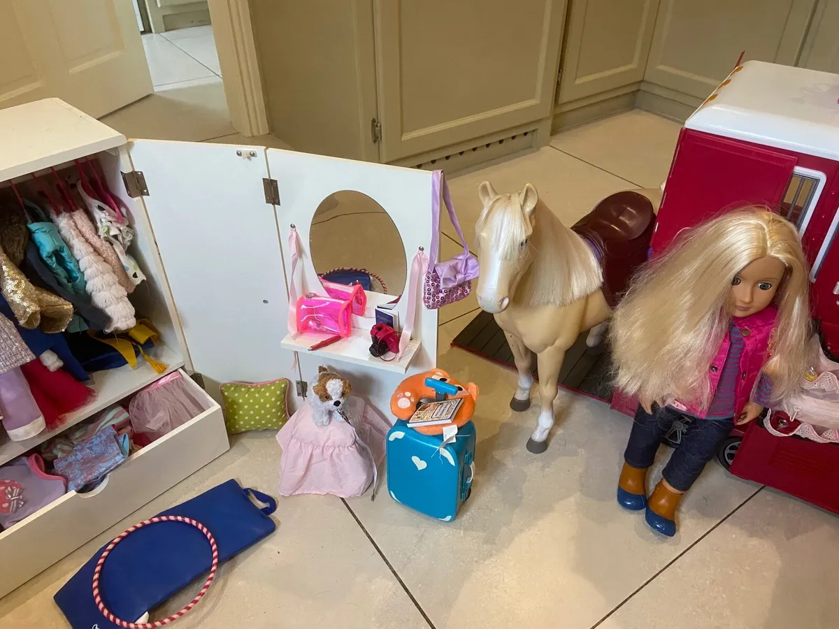 Generation dolls and lots of accessories - Image 4