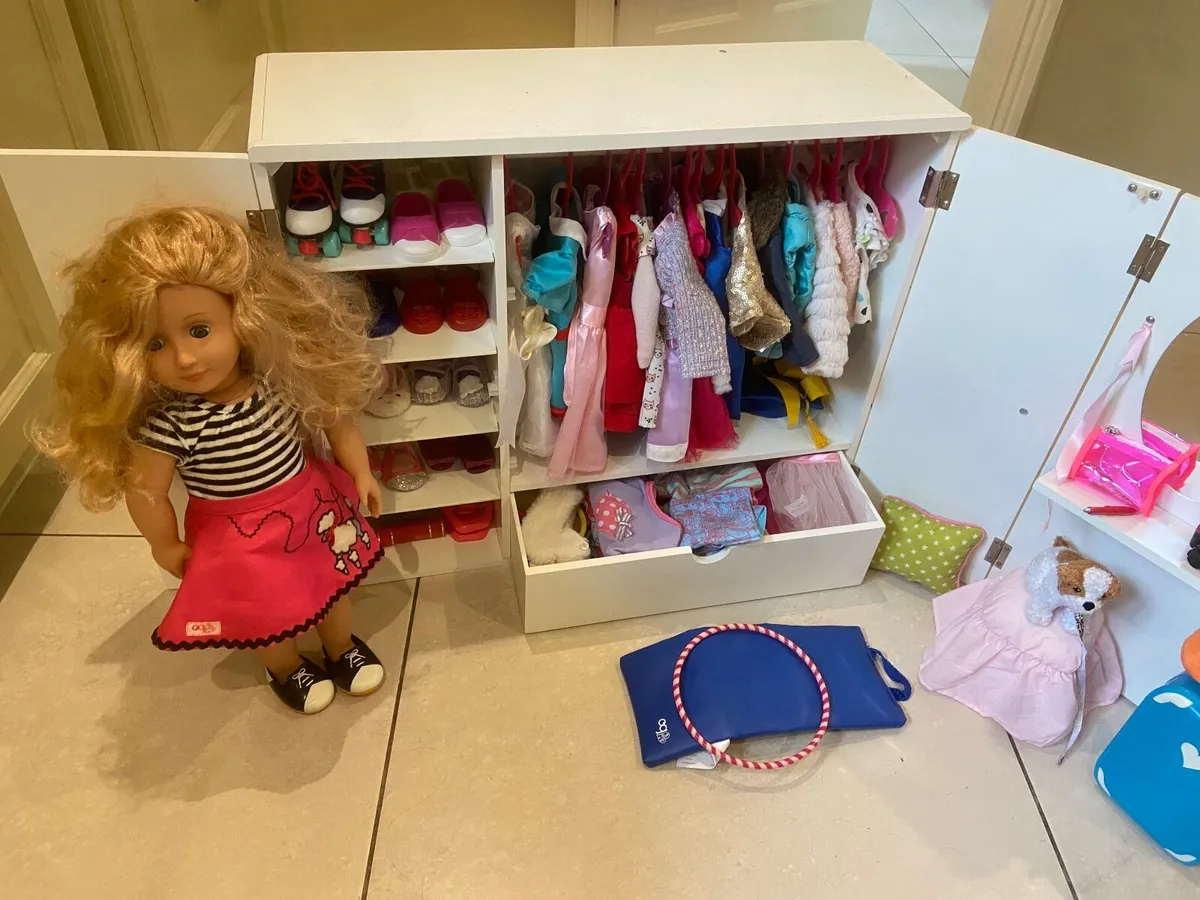 Generation dolls and lots of accessories - Image 1