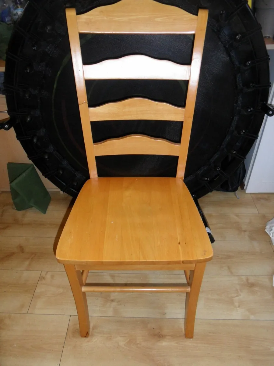 2 chairs and 4 plain white doors with hinges - Image 1