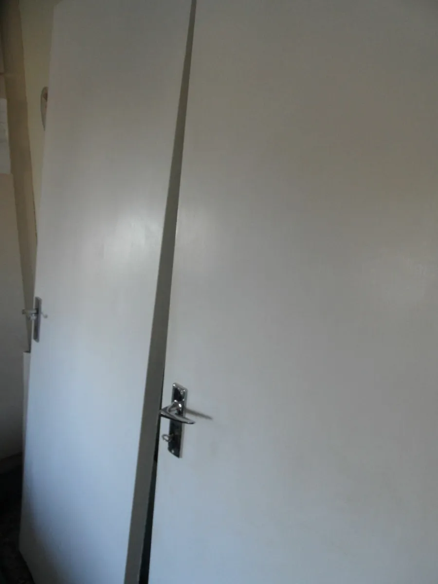2 chairs and 4 plain white doors with hinges - Image 2