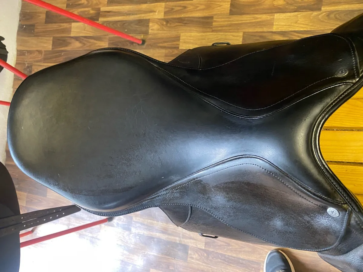 18” black Leather jumping saddle wide - Image 2