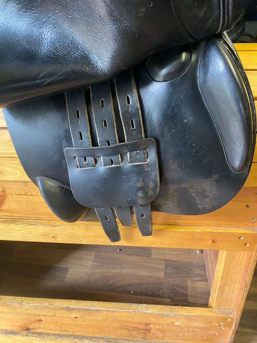 18” black Leather jumping saddle wide - Image 4