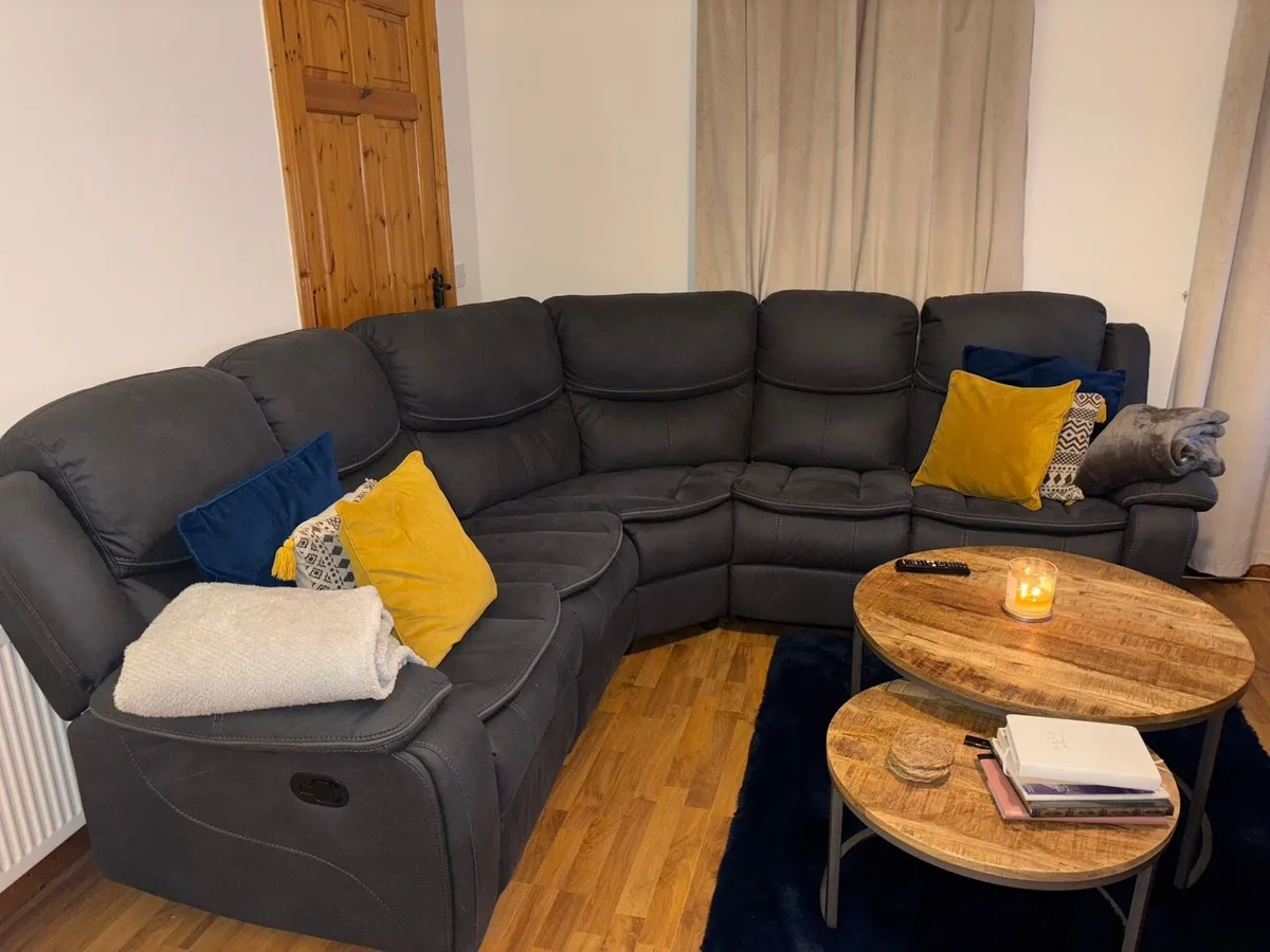 Corner couch - Image 1