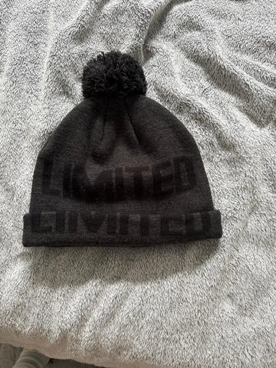 Man bundle clothes - Image 3