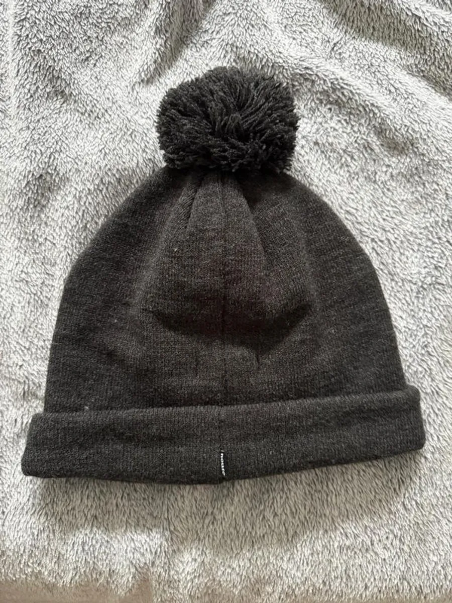 Man bundle clothes - Image 4