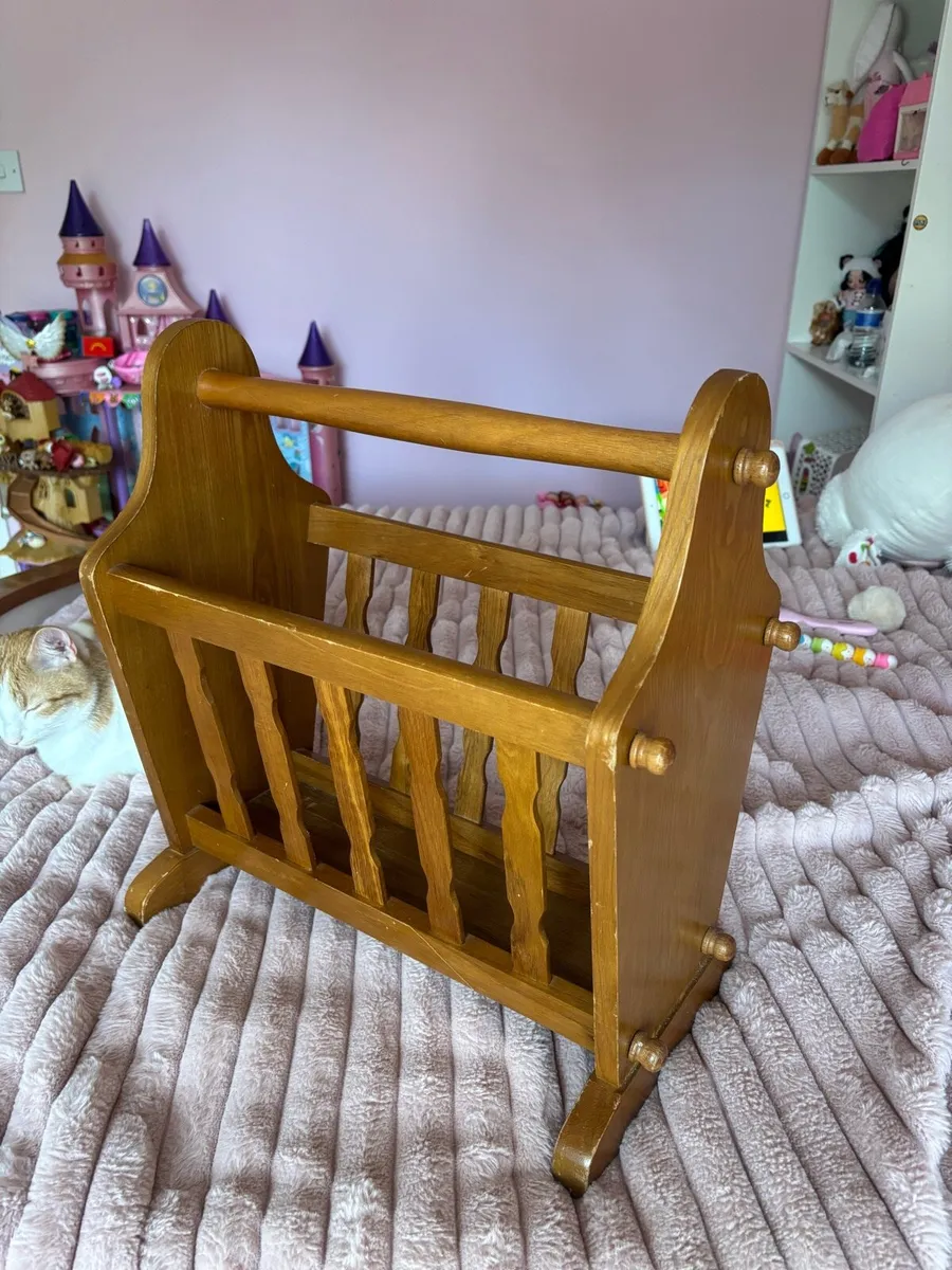 Wooden magazine rack - Image 1