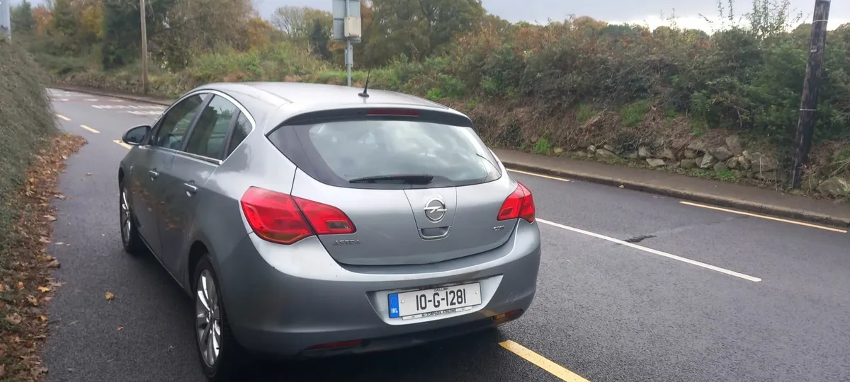 Opel Astra 2010 - Image 2