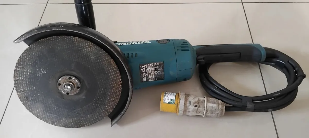 Makita GA9020S 230mm 9" Angle Grinder 110v - Image 3