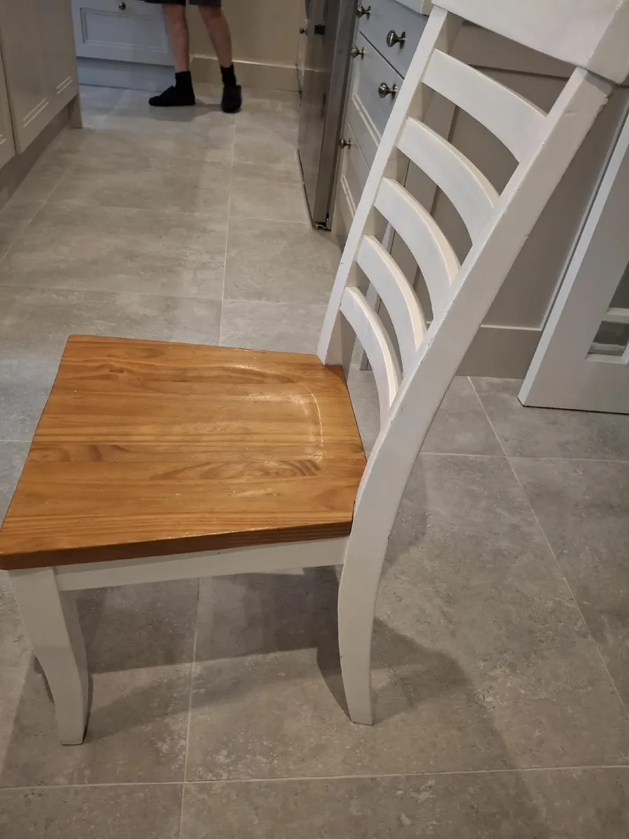 BEAUTIFUL WHITE TABLE AND 6 CHAIRS - Image 2