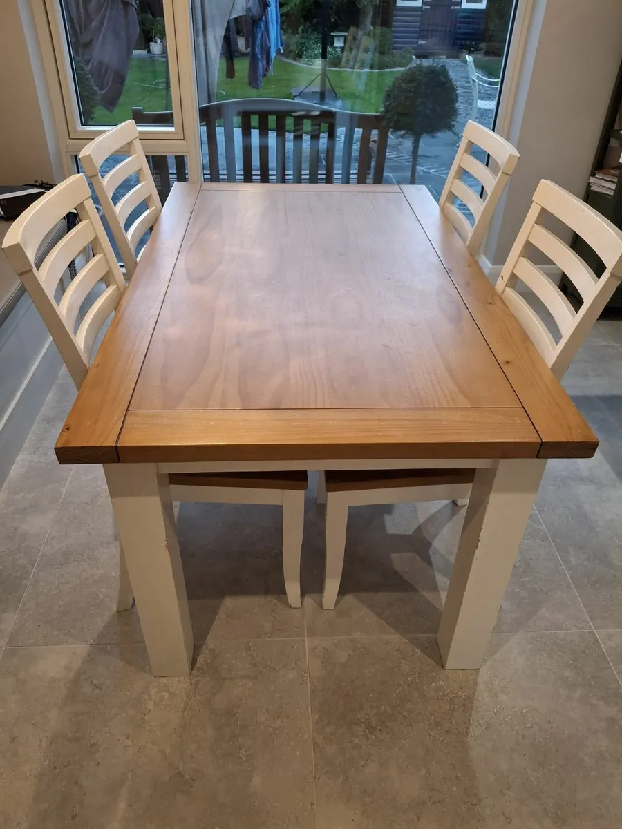 BEAUTIFUL WHITE TABLE AND 6 CHAIRS - Image 1