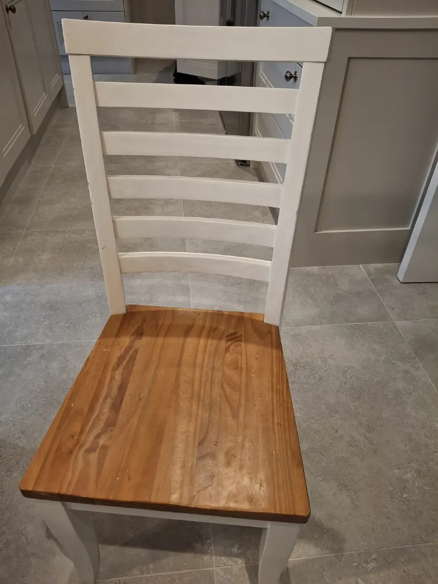 BEAUTIFUL WHITE TABLE AND 6 CHAIRS - Image 3