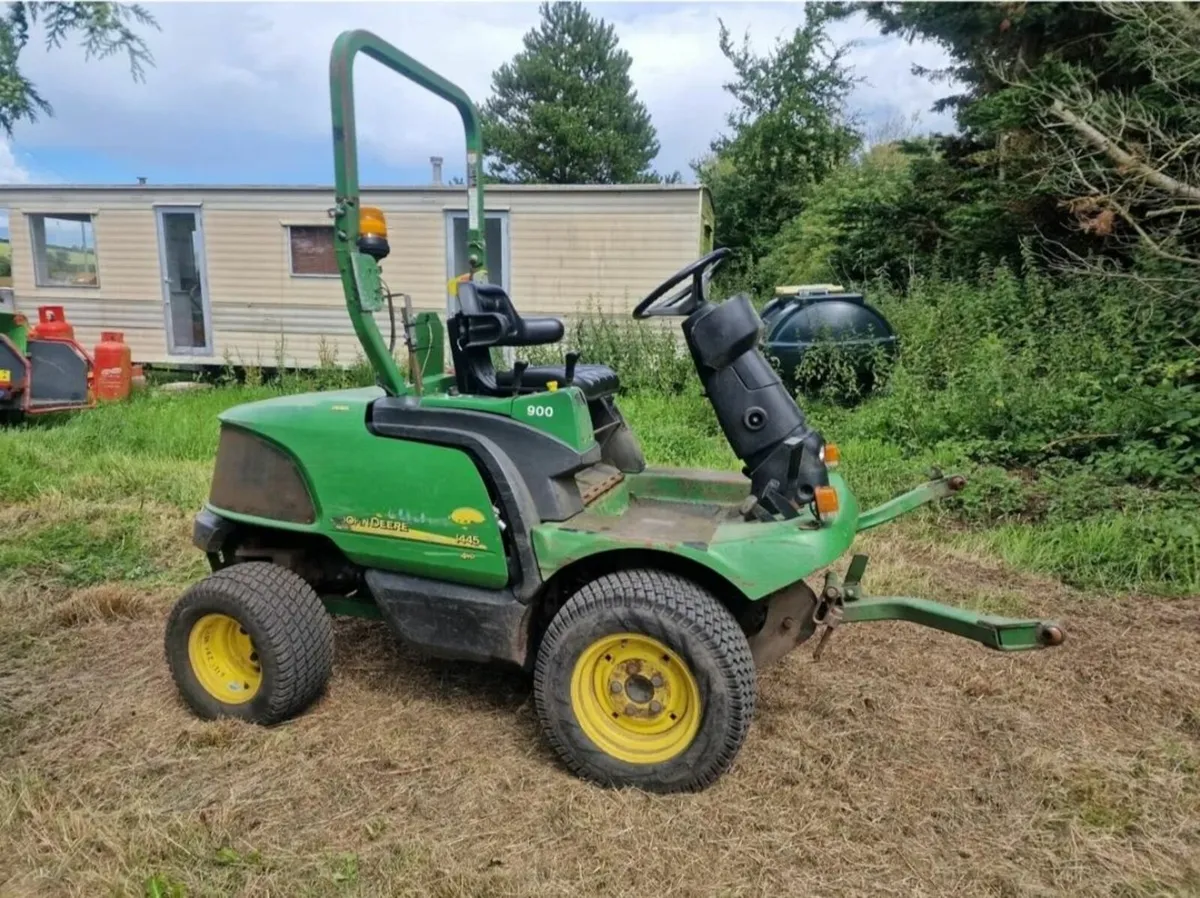 John Deere outfront ride on mower lawnmower