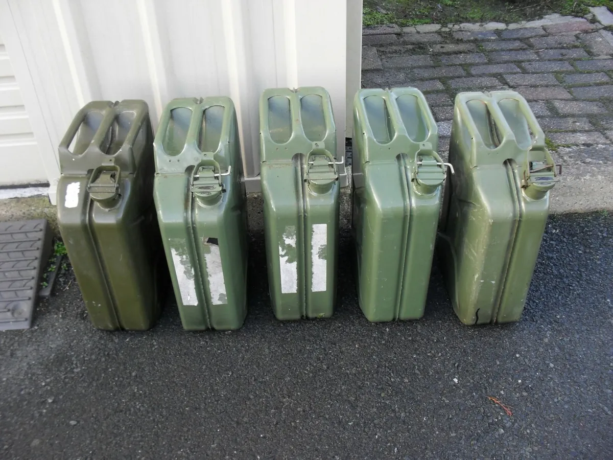 5 Jerry cans - Image 1