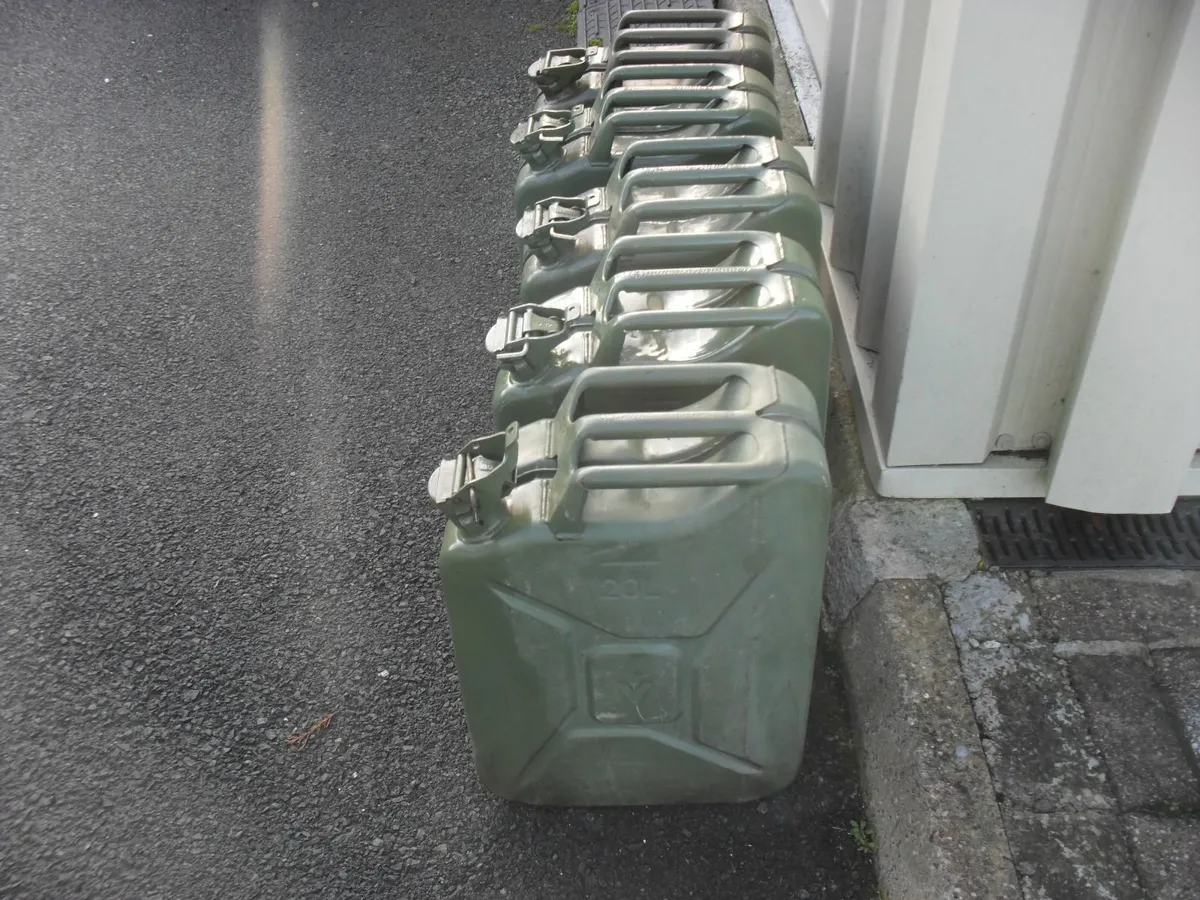 5 Jerry cans - Image 2