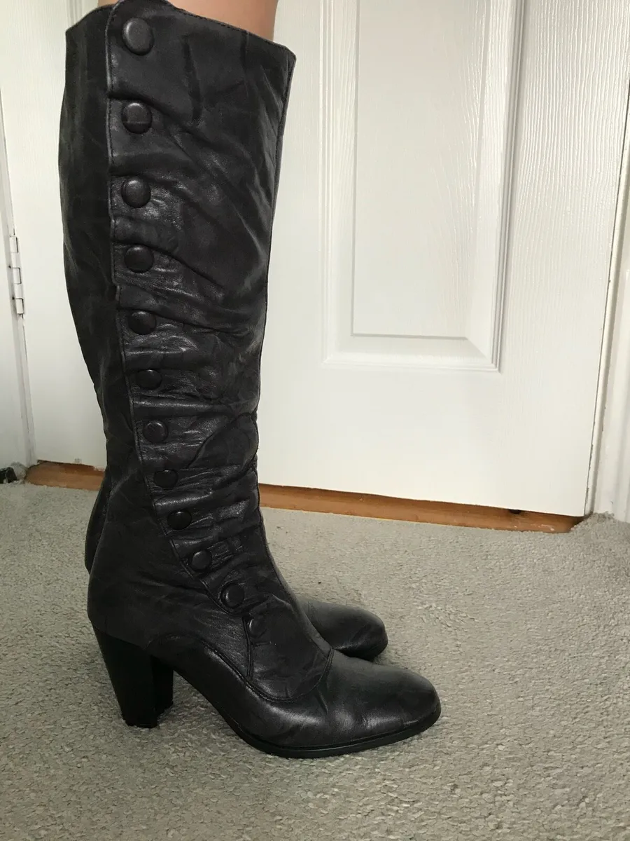 Women boots size 5 - Image 2