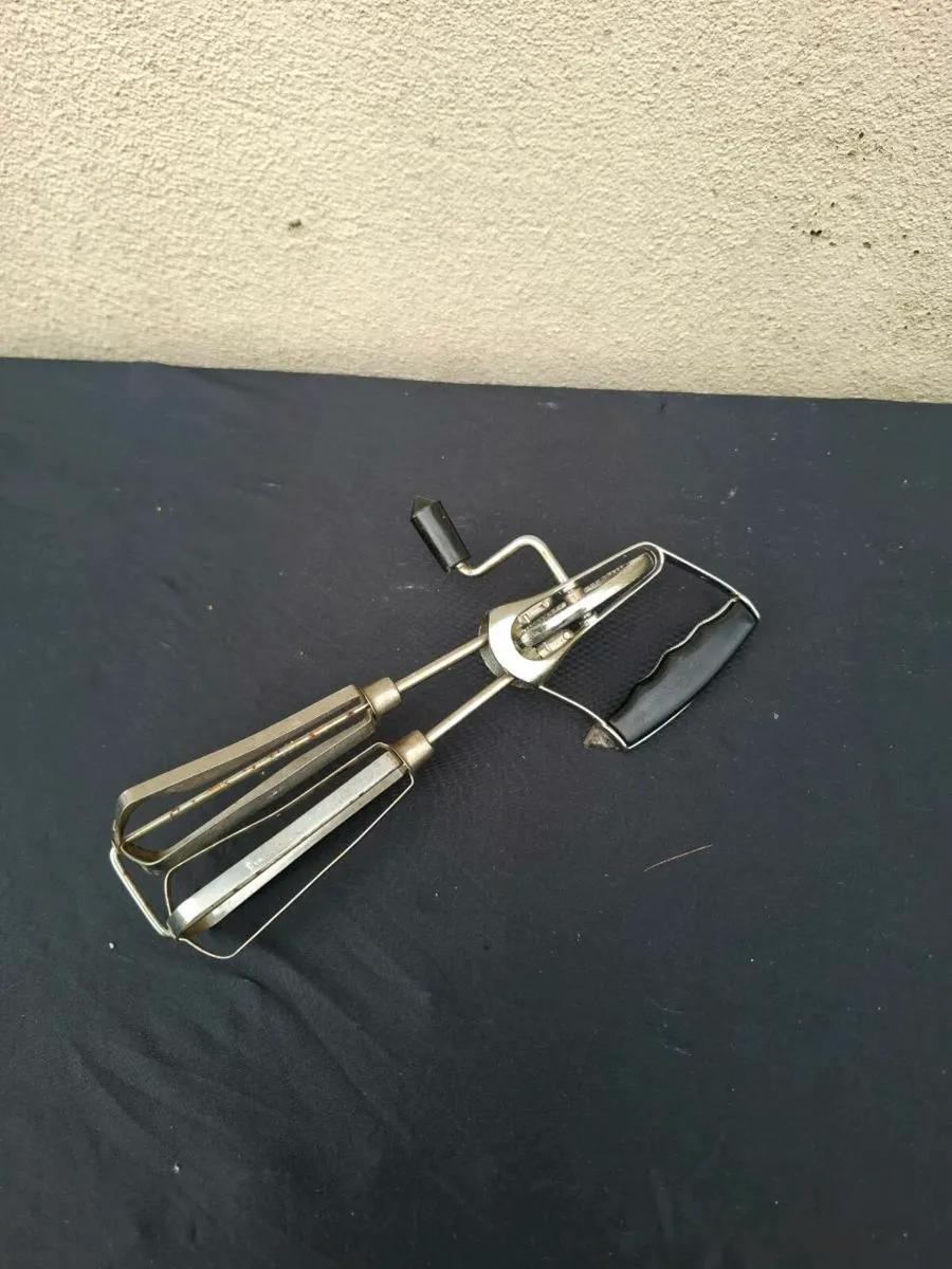 Vintage eggs whisk possible to post