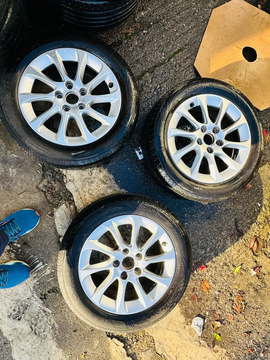 Full Set Alloys wheels in Excellent Cond QuickSale - Image 3