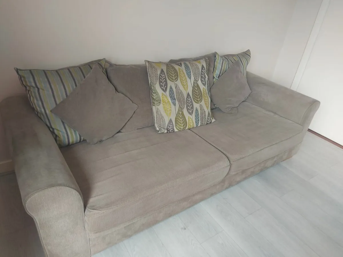 Suite of furniture - Image 1