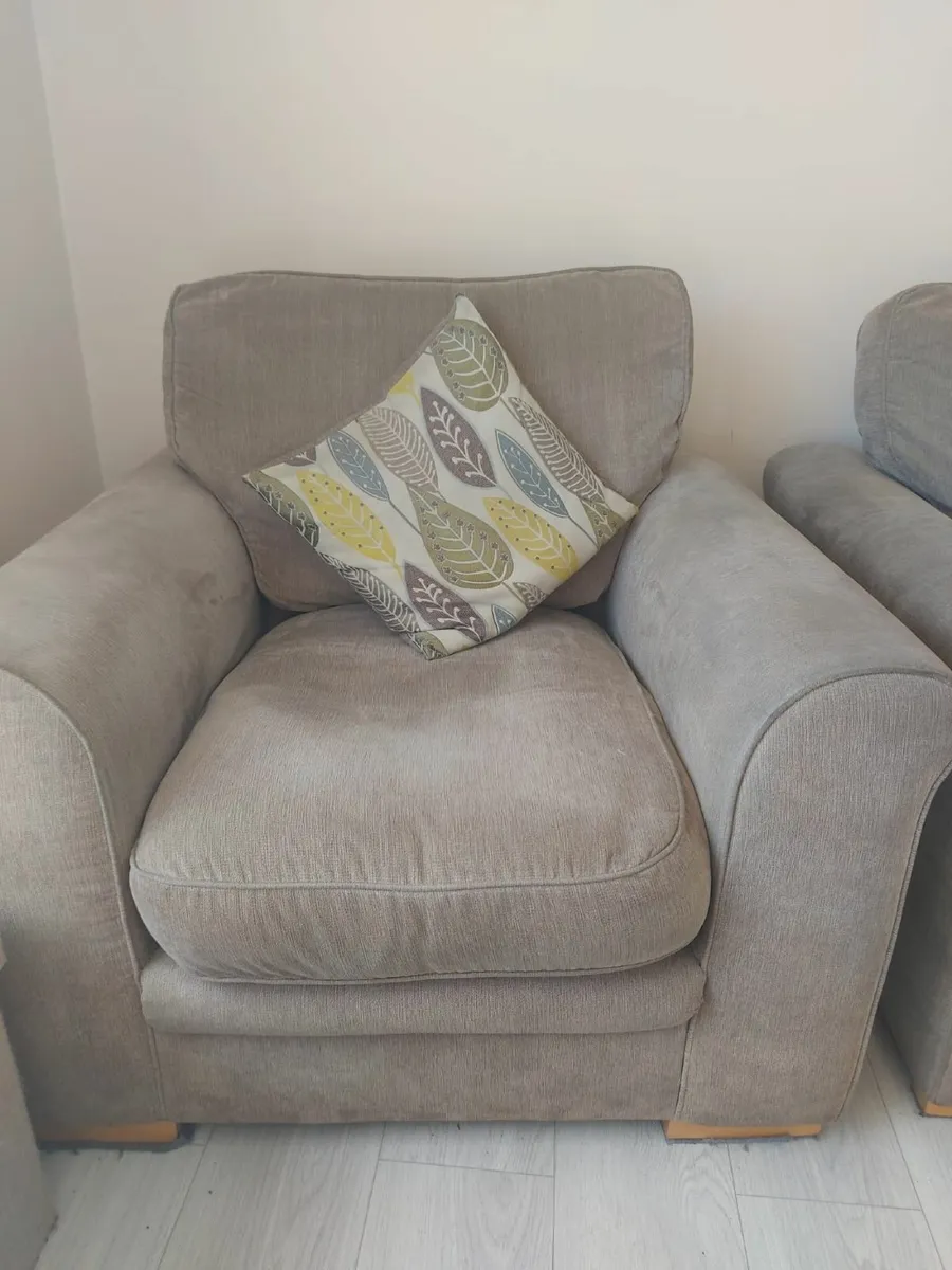 Suite of furniture - Image 2